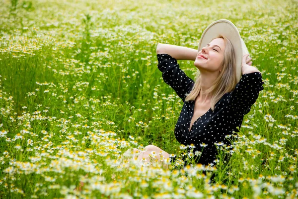 Blonde Frau Schwarzem Kleid Sitzt Ländlichem Kamillenblütenfeld — Stockfoto