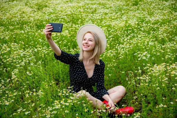 Blonde Woman Black Dress Sitting Countryside Chamomiles Flowers Field Using — Stock Photo, Image