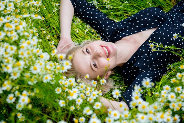 View Blonde Woman Black Dress Lying Countryside Chamomiles Flowers Meadow — Stock Photo, Image