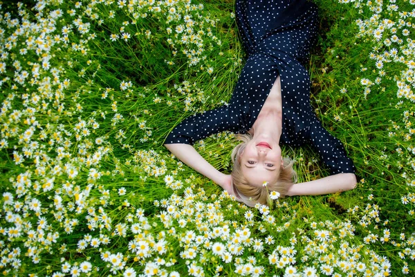 View Blonde Woman Black Dress Lying Countryside Chamomiles Flowers Meadow — Stock Photo, Image