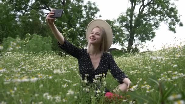 Blondynka Dziewczyna Ciemnej Sukience Rumianku Kwiaty Łąka Zrobić Selfie — Wideo stockowe