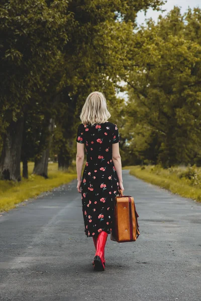 Kırsal Yolda Intihara Meyilli Kırmızı Çizmeli Sarışın Kız — Stok fotoğraf