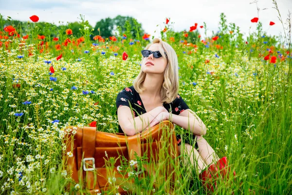 Blond Meisje Mooie Jurk Met Koffer Papaverveld Zomer — Stockfoto