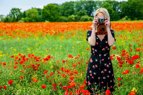 Blondynka Dziewczyna Pięknej Sukience Vintage Aparat Polu Maków Okresie Letnim — Zdjęcie stockowe