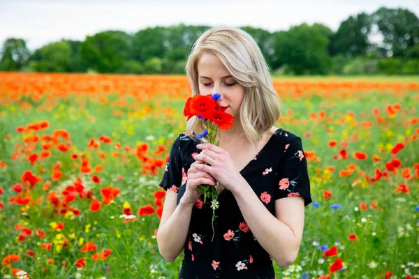 Chica Rubia Hermoso Vestido Campo Amapolas Verano — Foto de Stock