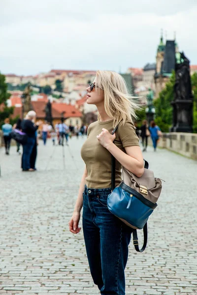 Blond Kvinna Vid Karlsbron Prag Tjeckien — Stockfoto
