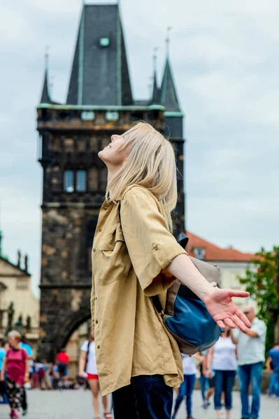 Blondýnka Karlově Mostě Praze Česká Republika — Stock fotografie