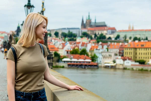 Блондинка Карловом Мосту Праге Чехия — стоковое фото
