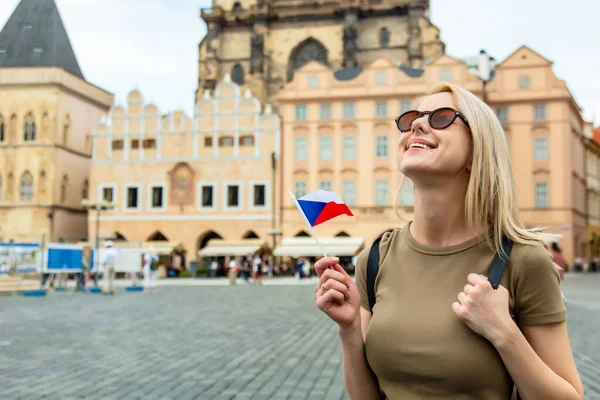 在捷克共和国布拉格中央广场悬挂旗帜的金发妇女 — 图库照片