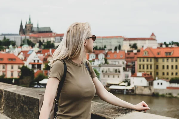 Ξανθιά Γυναίκα Στο Charles Bridge Στην Πράγα Τσεχία — Φωτογραφία Αρχείου