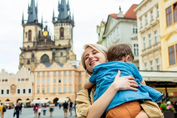捷克共和国布拉格中央市场广场的母子关系 — 图库照片