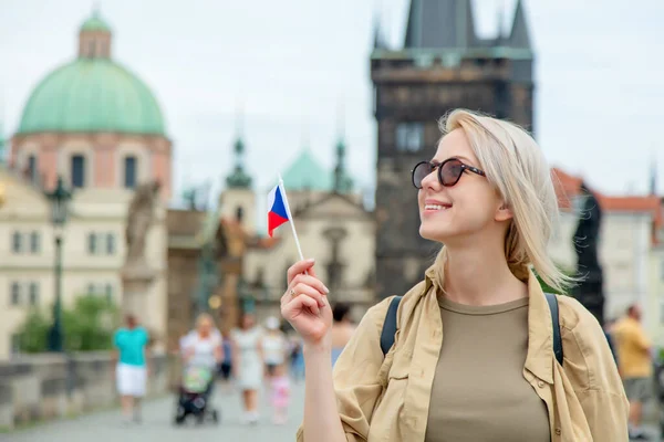 位于捷克共和国布拉格的查尔斯桥上 有旗帜的金发女人 — 图库照片