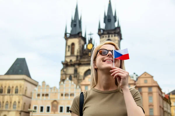 在捷克共和国布拉格中央广场悬挂旗帜的金发妇女 — 图库照片