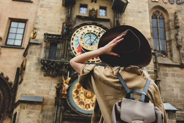 Chica Rubia Con Sombrero Espalda Cerca Del Famoso Reloj Praga — Foto de Stock