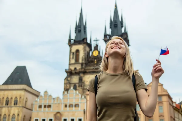 Blonde Frau Mit Fahne Auf Dem Zentralen Platz Prag Tschechien — Stockfoto
