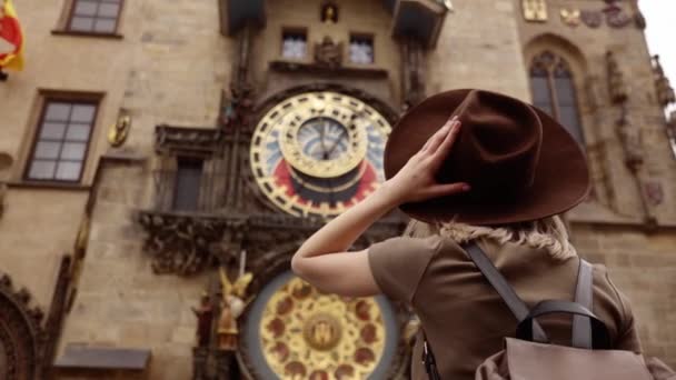 Vídeo Una Mujer Rubia Con Sombrero Mochila Cerca Del Famoso — Vídeos de Stock