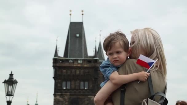 チェコ共和国プラハのカレル橋の母と息子 — ストック動画
