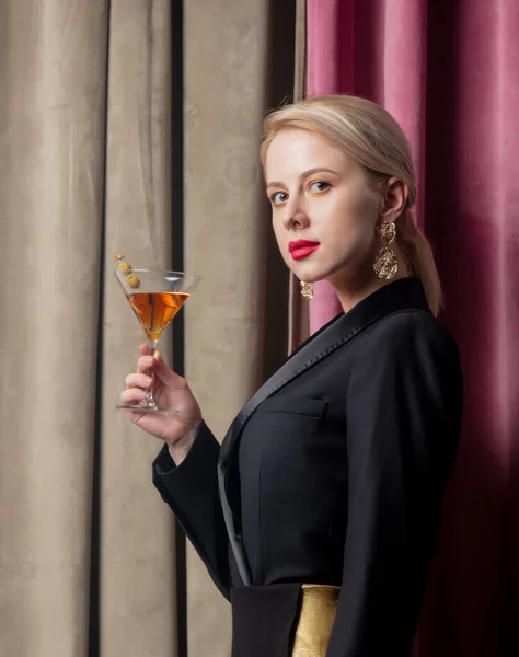 Mooi Blond Meisje Met Cocktail Suède Achtergrond — Stockfoto