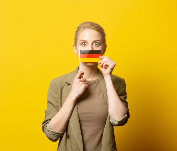 Stil Blond Kvinna Jacka Med Tysk Flagga Gul Bakgrund — Stockfoto