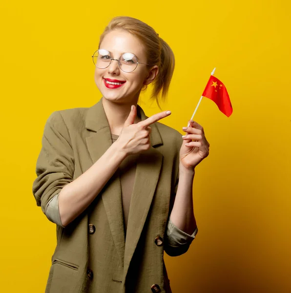 Estilo Mulher Loira Jaqueta Com Bandeira Chinesa Fundo Amarelo — Fotografia de Stock