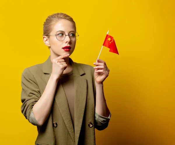 Stile Donna Bionda Giacca Con Bandiera Cinese Sfondo Giallo — Foto Stock