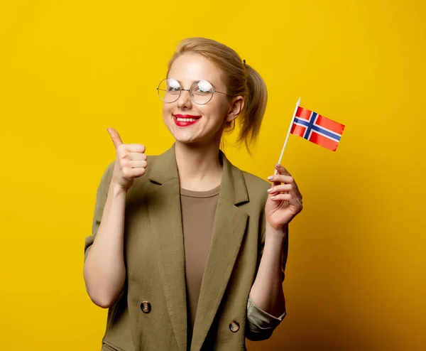 穿着黄底挪威国旗夹克的金发女人 — 图库照片