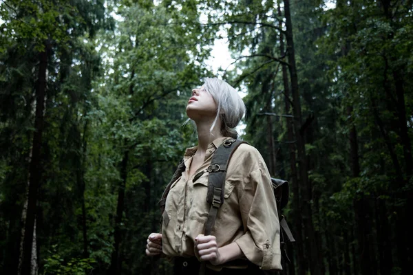 Blondynka Plecakiem Deszczowe Dni Lesie — Zdjęcie stockowe