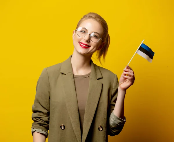 Стильная Блондинка Куртке Флагом Эстонии Желтом Фоне — стоковое фото
