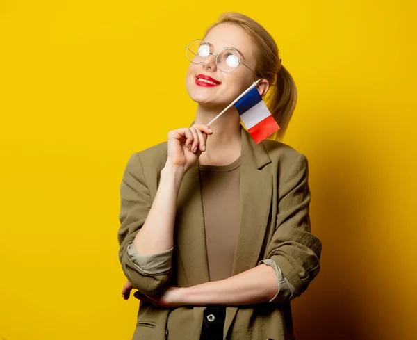 Stylowa Blondynka Kurtce Francuską Flagą Żółtym Tle — Zdjęcie stockowe