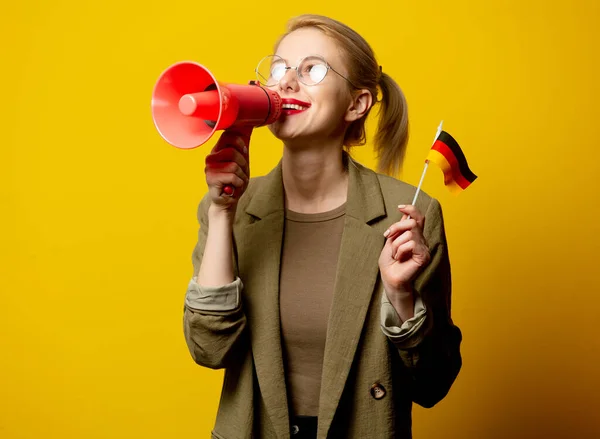 Styl Blondýny Žena Bundě Německou Vlajkou Megafonem Žlutém Pozadí — Stock fotografie