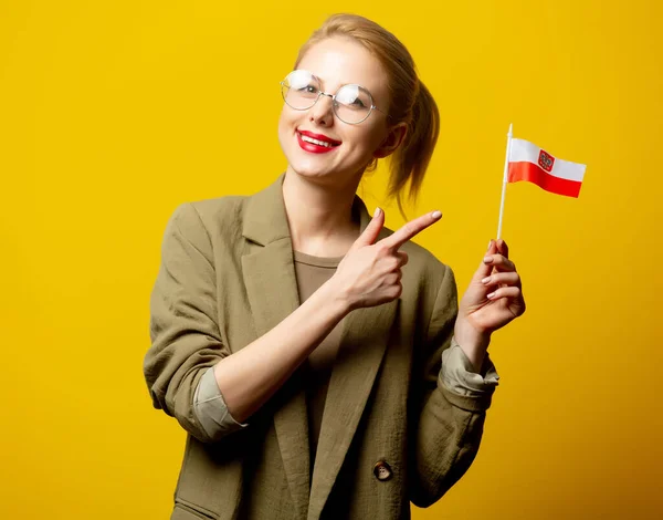 穿着黄底波兰国旗夹克的金发女人 — 图库照片