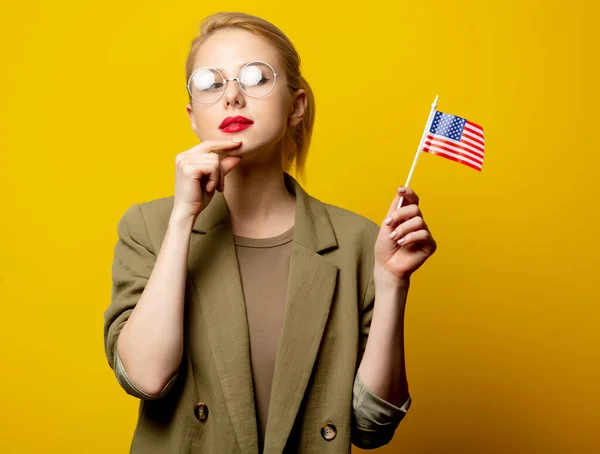 Estilo Mulher Loira Jaqueta Com Bandeira Dos Eua Fundo Amarelo — Fotografia de Stock