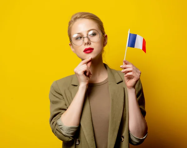Стильная Блондинка Куртке Французским Флагом Желтом Фоне — стоковое фото
