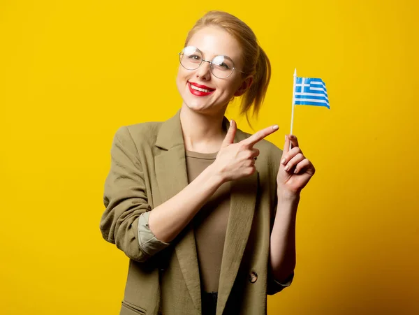 Estilo Mujer Rubia Chaqueta Con Bandera Griega Sobre Fondo Amarillo —  Fotos de Stock