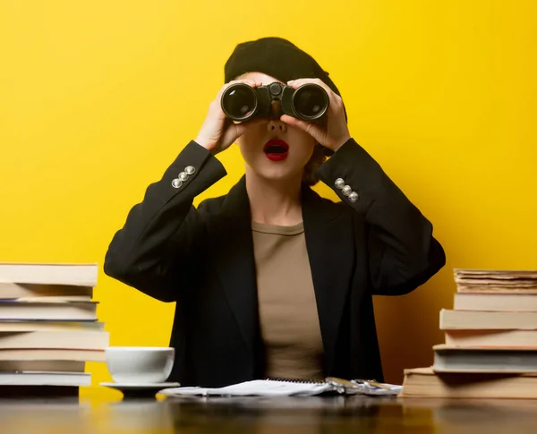 Stile Donna Bionda Berretto Seduto Tavola Con Libri Intorno Tiene — Foto Stock