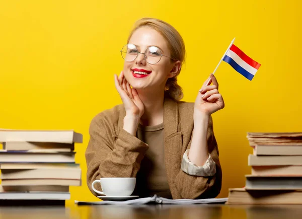 Estilo Mujer Rubia Sentada Mesa Con Libros Bandera Holanda Sobre — Foto de Stock