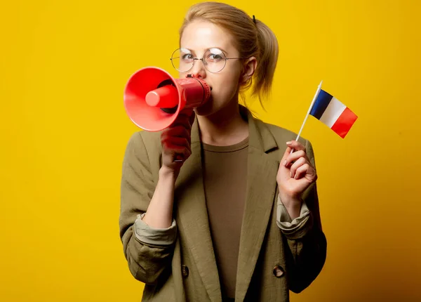 Sarı Arka Planda Fransız Bayrağı Megafonu Olan Ceketli Şık Sarışın — Stok fotoğraf