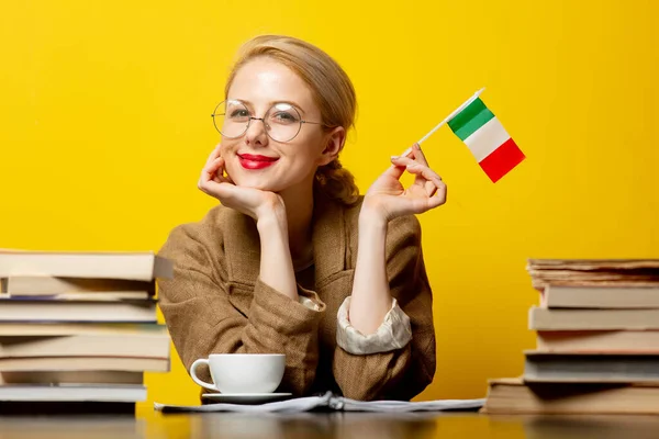 Blonde Frau Mit Italienischer Flagge Und Büchern Auf Gelbem Hintergrund — Stockfoto
