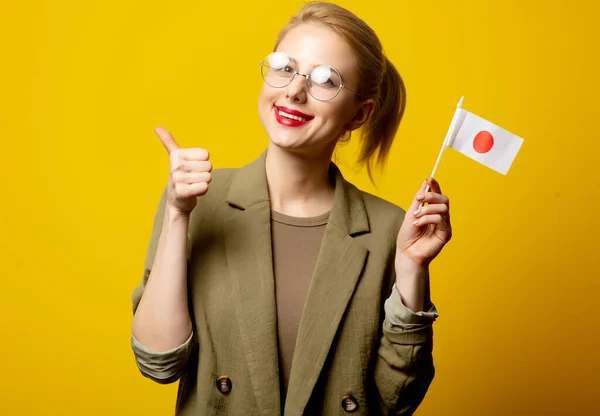 Sarı Arka Planda Japon Bayrağı Olan Ceketli Şık Sarışın Kadın — Stok fotoğraf