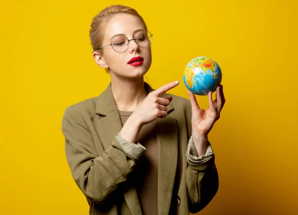 Style Femme Blonde Veste Tenir Globe Sur Fond Jaune — Photo