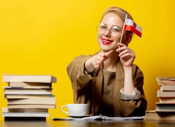Blonde Vrouw Met Vlag Van Polen Boeken Gele Achtergrond — Stockfoto