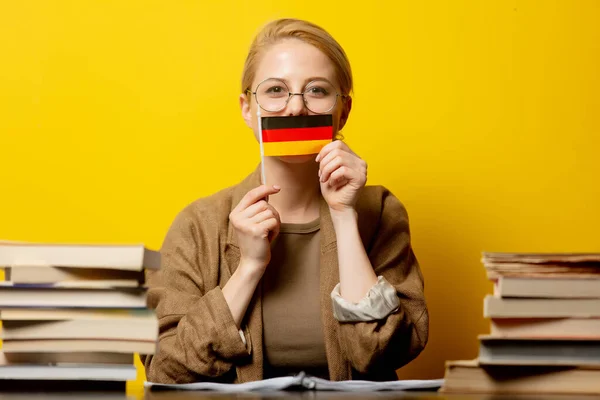 Estilo Mulher Loira Sentada Mesa Com Livros Bandeira Alemanha Fundo — Fotografia de Stock
