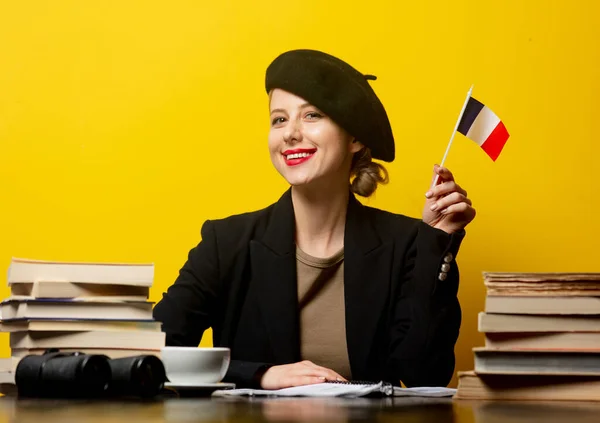 Estilo Mujer Rubia Boina Sentada Mesa Con Bandera Francesa Libros — Foto de Stock