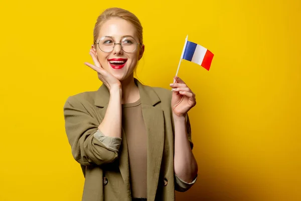 Stil Blond Kvinna Jacka Med Fransk Flagga Gul Bakgrund — Stockfoto