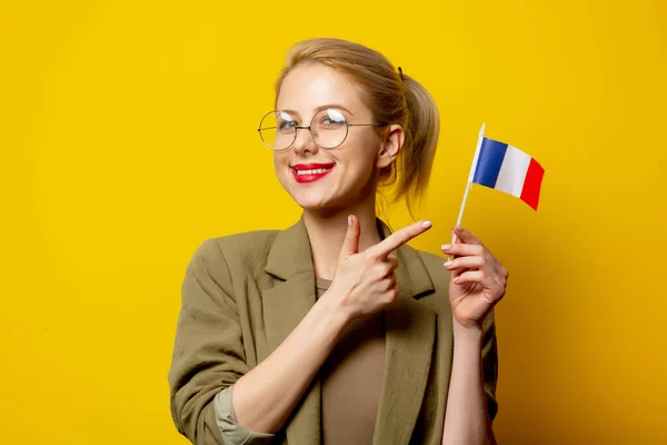 Estilo Mujer Rubia Chaqueta Con Bandera Francesa Sobre Fondo Amarillo — Foto de Stock