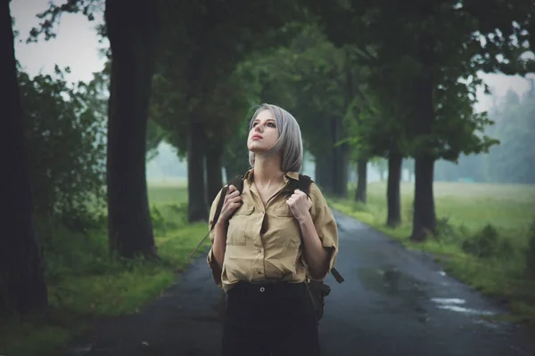 Style Femme Blonde Avec Sac Dos Campagne Route Dans Les — Photo