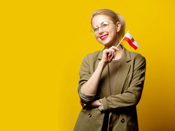 Estilo Mulher Loira Jaqueta Com Bandeira Polonesa Fundo Amarelo — Fotografia de Stock