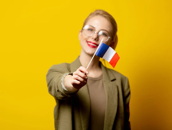 Estilo Mujer Rubia Chaqueta Con Bandera Francesa Sobre Fondo Amarillo — Foto de Stock