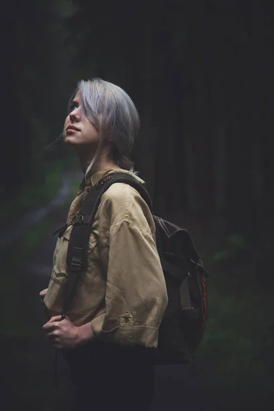 Blonde Frau Mit Rucksack Bei Regen Wald — Stockfoto