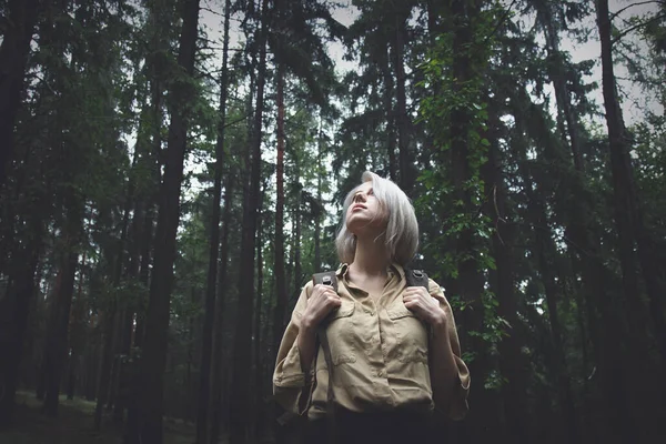 Mujer Rubia Con Mochila Día Lluvioso Bosque — Foto de Stock